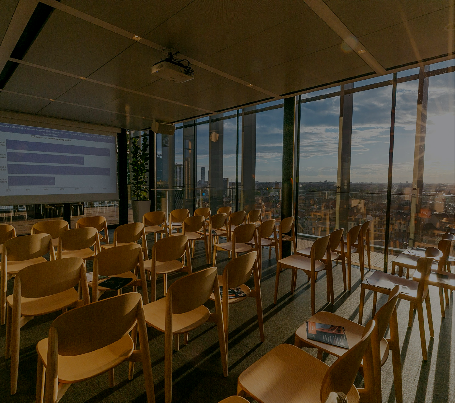 关键词：智慧办公，，，，观景会议室，，智能投影，，深圳市强盛科技;描述：深圳市强盛科技智慧办公场景下的观景会议室，，，，配备智能投影等设备，，助力高效会议